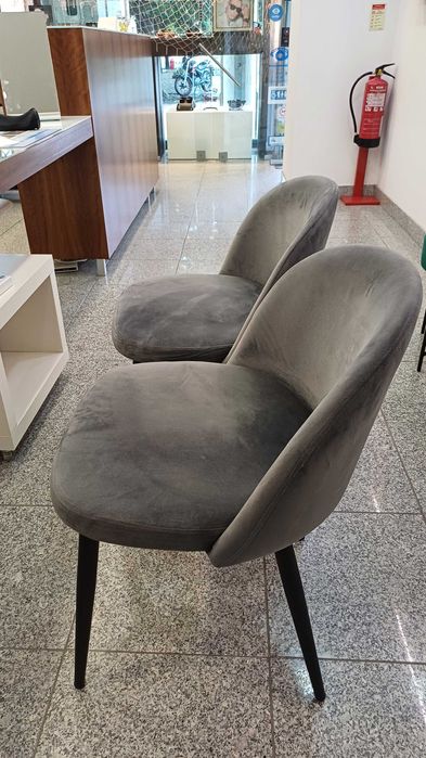 Cadeiras e bancos de modelos diversos