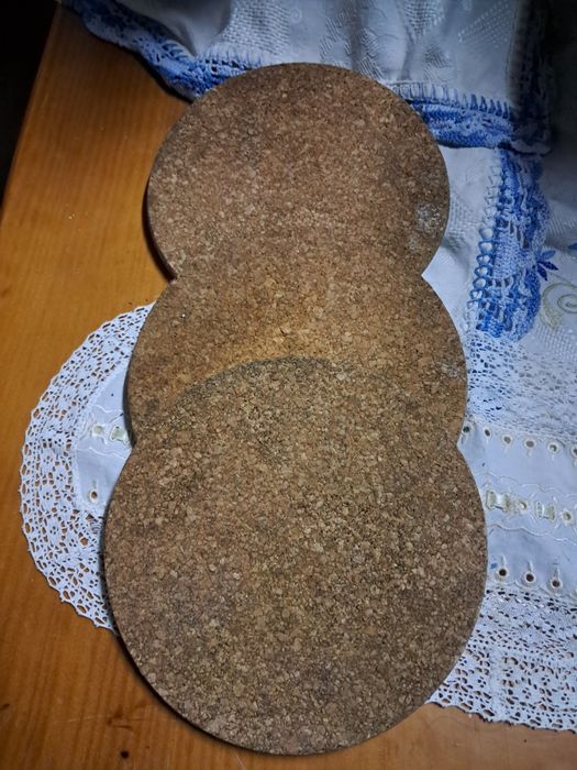 Tres bases em cortiça