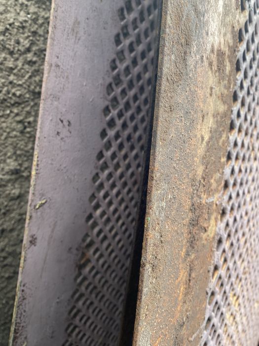 Продам листи металеві б/у  ( сіта з грохотів) 4 мм