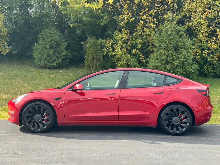 Tesla Model 3      2023