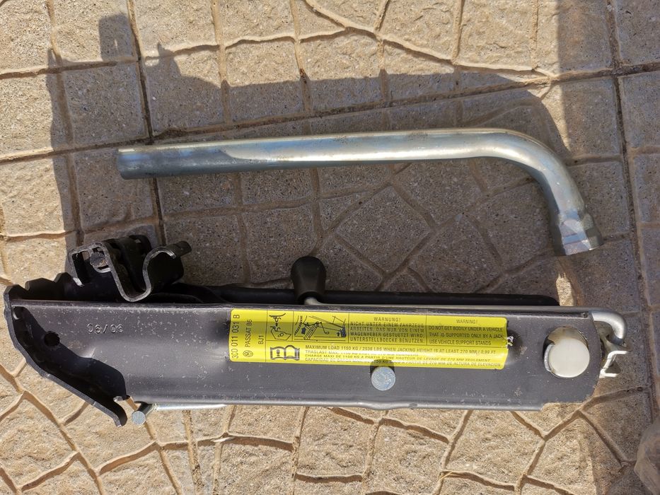 Pneu Dunlop sobresselente + Macaco