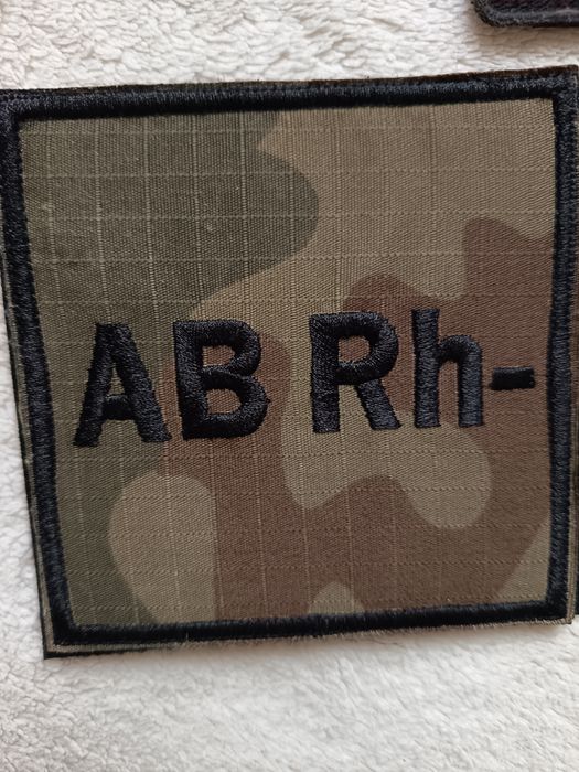 Kolekcja :orzeł, flagi, naszywki.