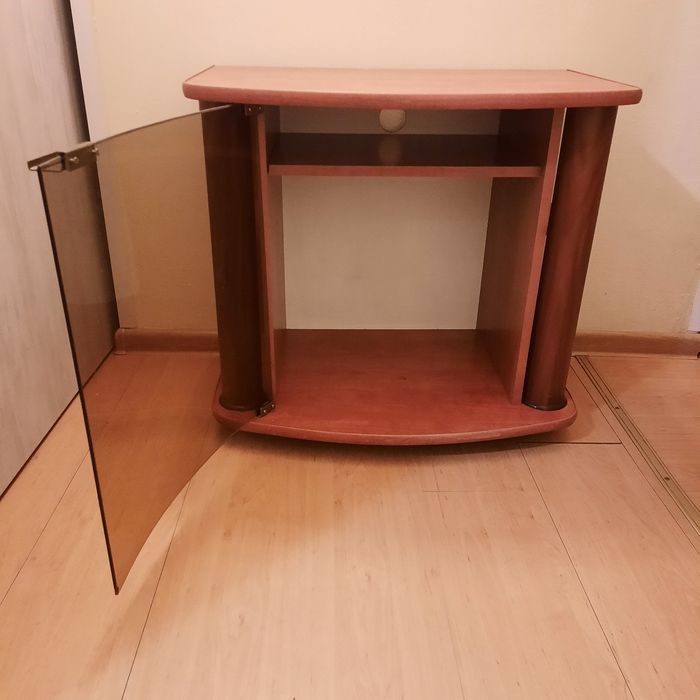 Szafka pod telewizor ze szklanymi drzwiczkami
