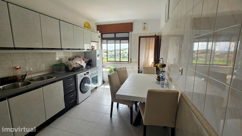 Apartamento T3 com Arrecadação em Varge Mondar — Rio de Mouro, Lisboa