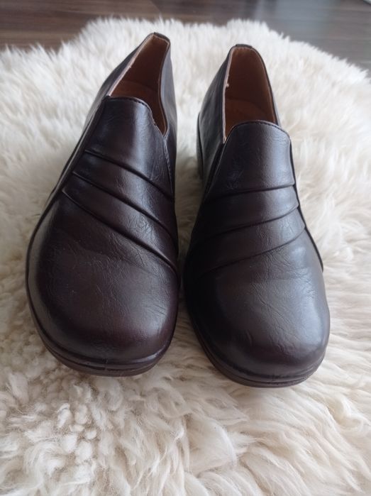 Brązowe czółenka na koturnie. Haidra. 36