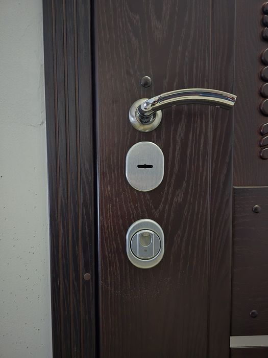 Реставрація дверей, заміна накладок, замків та фурнітури