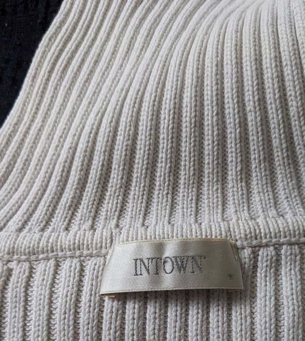 Biały gruby sweter, rozpinany golf, INTOWN