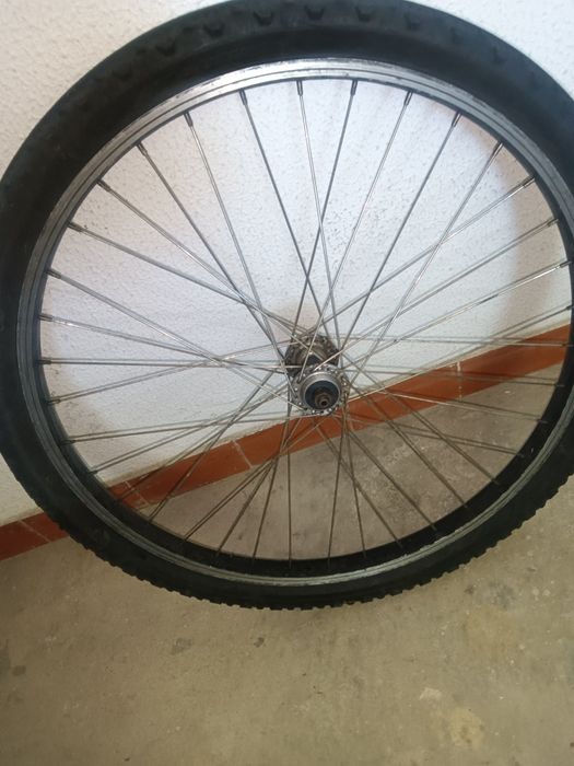 Roda 24 5€ marca  Shimano é de alumínio o pneu dá para andar