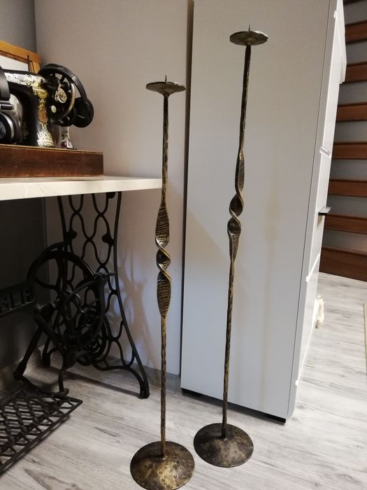 Świeczniki kuty metal.