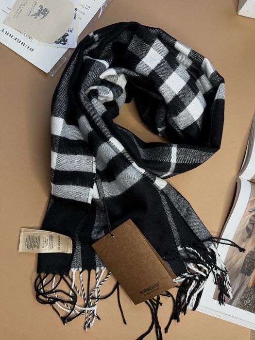 Popularny szalik w stylu Burberry