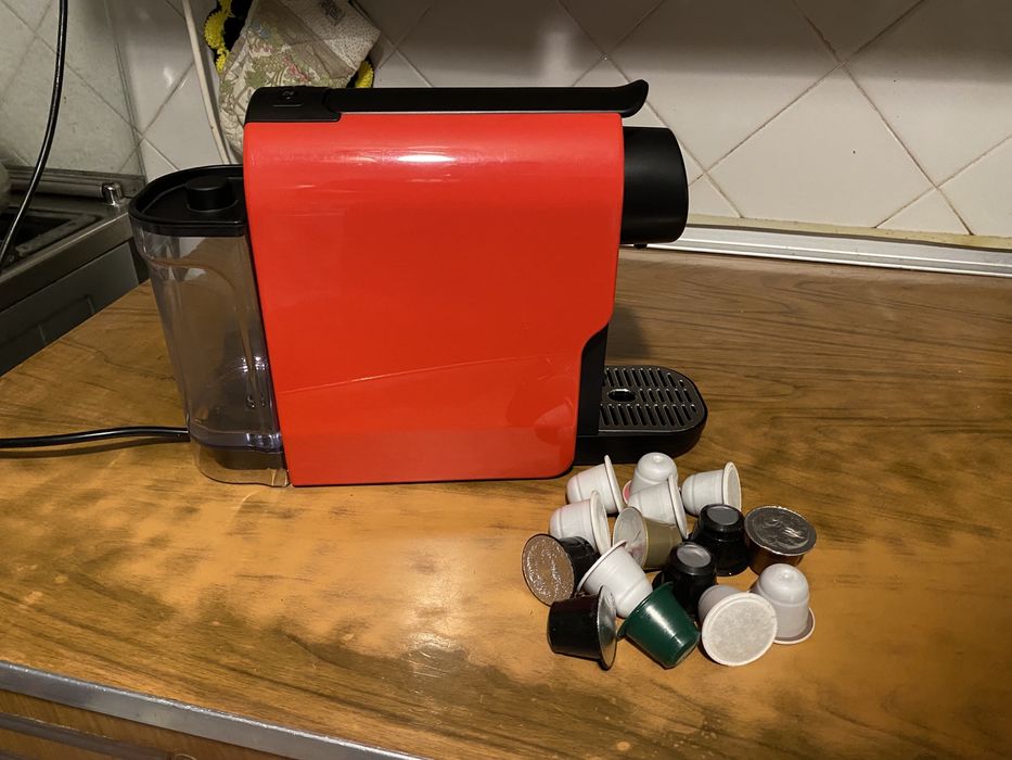 Продам капсульную кофемашину формата Nespresso белая / красная