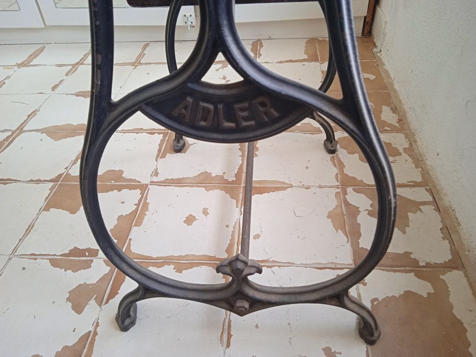 Mesa antiga ADLER de máquina costura
