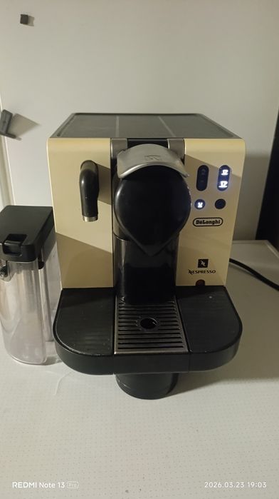 Капсульна кофемашина delonghi