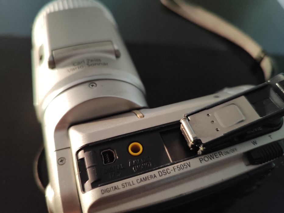 Sony Cyber-shot DSC-F505v | Lente Carl Zeiss | Ícone Retro