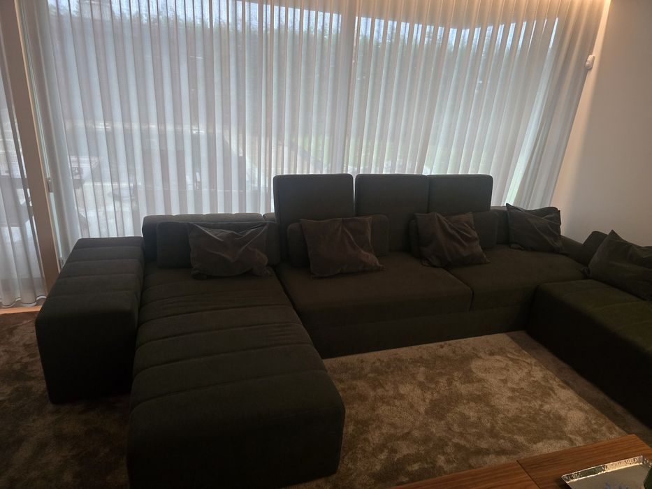 Sofa de sala em tom verde musgo