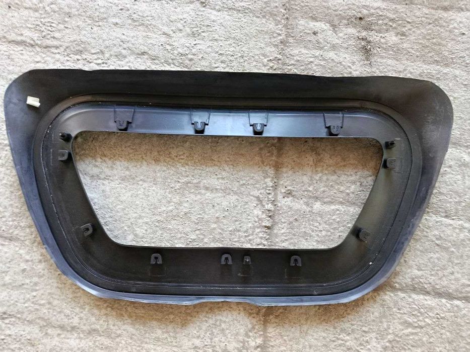 Ущільнювач на капоті Tesla model Y