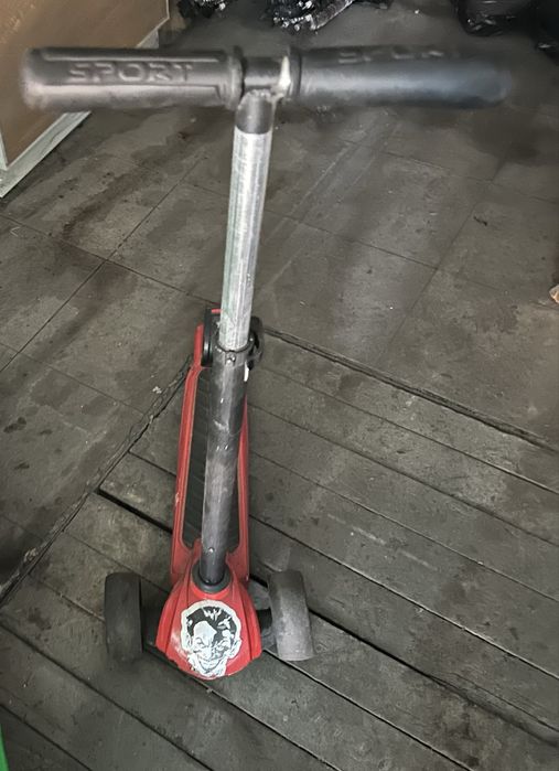 Детский автомобиль и самокат