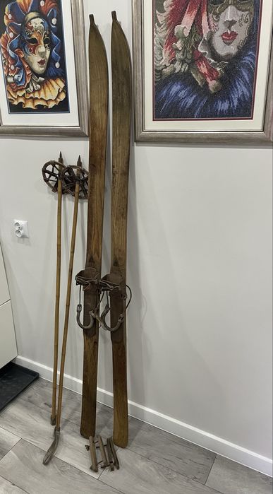 Zabytkowe narty drewniane