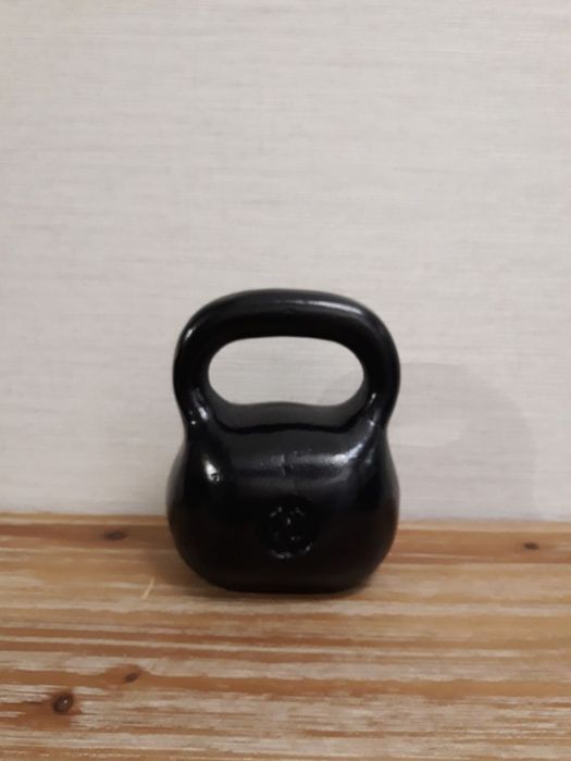 Продам небольшую гирю 16кг
