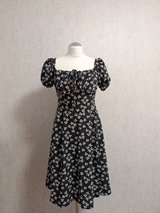 Сукня чорна в квіточку
