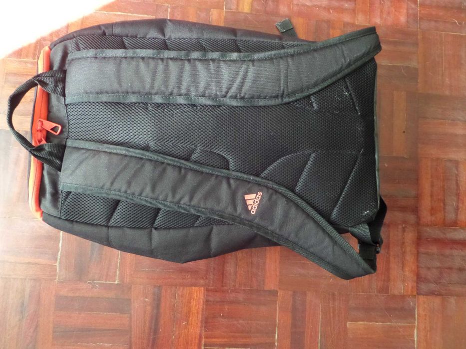 Mochila da Adidas, Preta com Perfis Vermelhos e Simbolos do Benfica. Ideal para desporto ou viagens