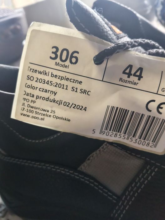 Buty robocze 44 za kostkę.