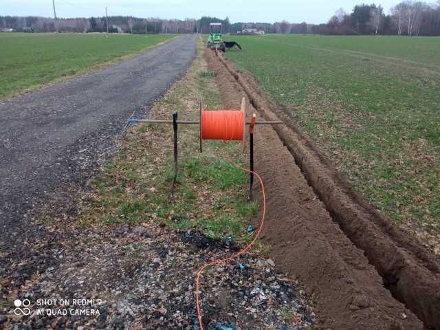Usługi koparką łańcuchową. Wykop liniowy pod kabel światłowodowy