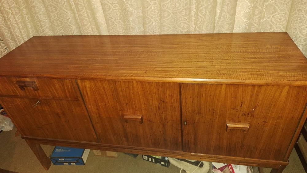 Mesa com 6 cadeiras e 1 comodo para louça