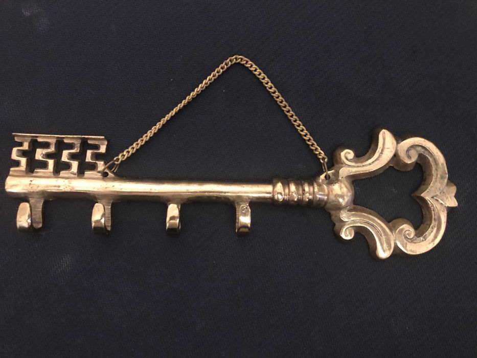 Ключниця на ланцюжку. Бронза.