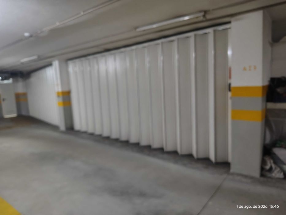 Garagem Fechada 37 m² – 2 Carros com Saída Independente – Vermoim Maia