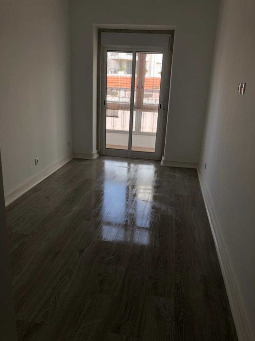 T2 Renovado para Arrendamento – Campolide, Lisboa