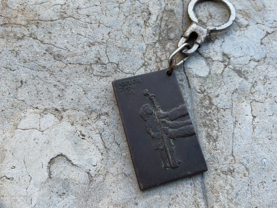 Porta chaves em bronze 25 abril