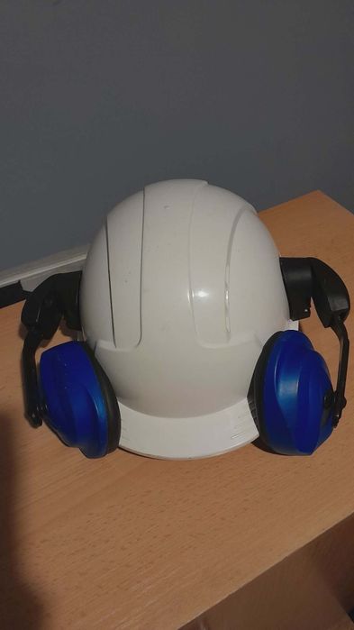 Kask budowlany ze słuchawkami