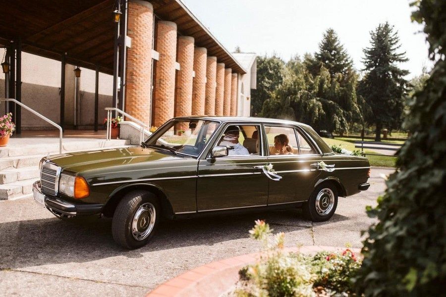 Samochód Mercedes W123 do ślubu