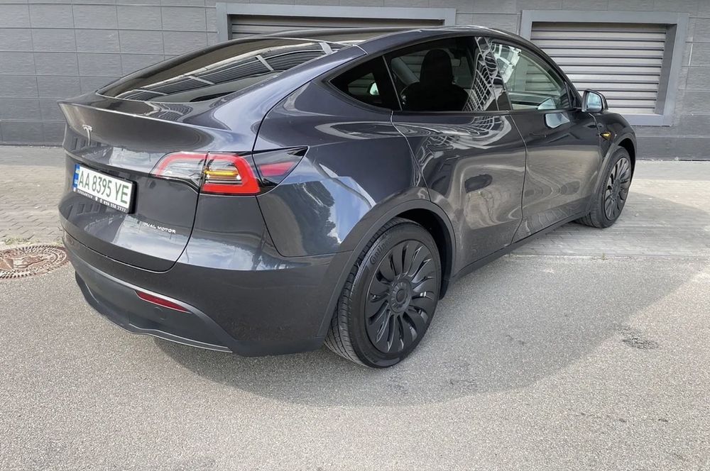 Tesla Model Y 2024