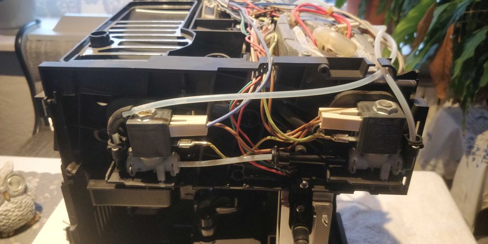 Delonghi esam 6900 część kadłubek grzałki winda pompa młynek co na zdj