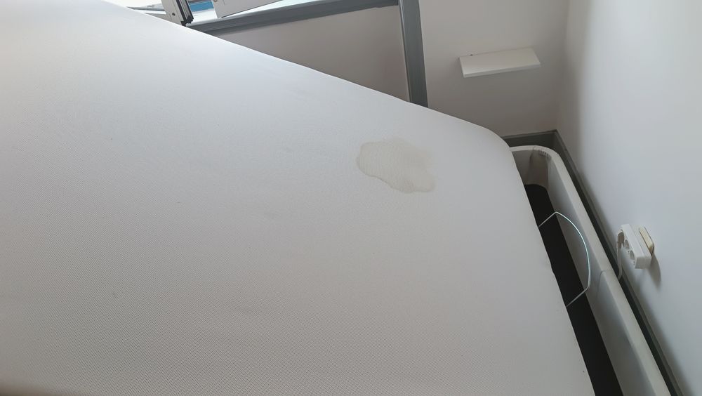 Cama de casal com arrumação