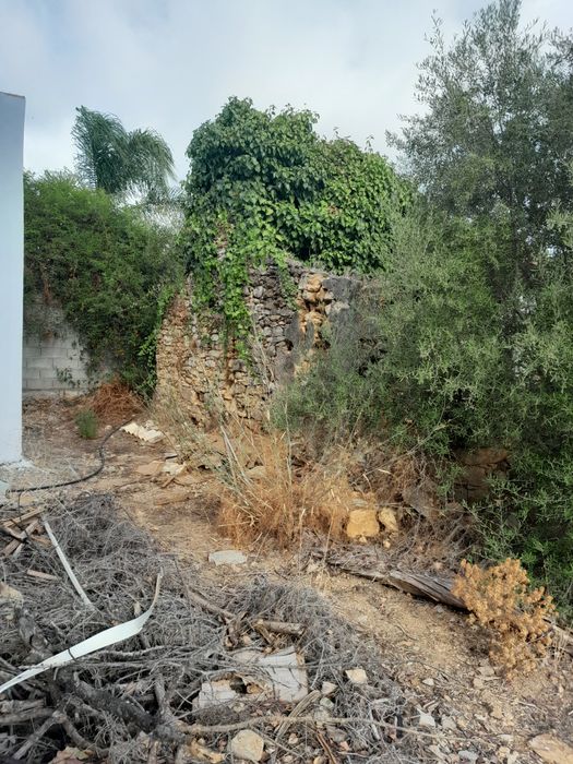 No ALGARVE CASA EM RUÍNAS Pode construir 2  moradias até 300 m2