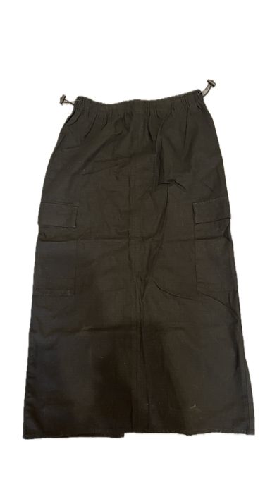 чорна спідниця,має розріз позаду