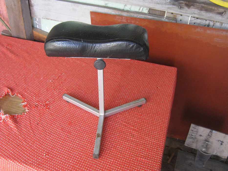 Стул для педикюра.Есть регулировка высоты.