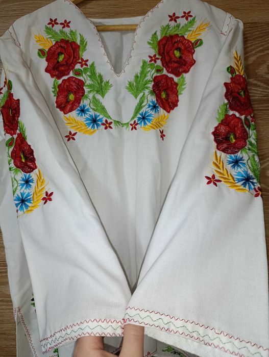 Вишиванка нова з маками на дівчину прибл.164-170 см 46-48р.M-L