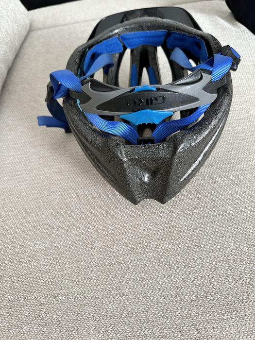 Kask rowerowy dla dziecka w wieku ok. 10 lat.