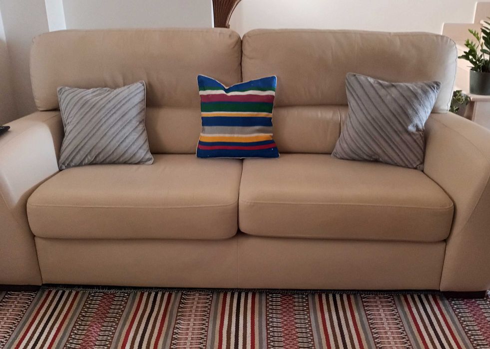 Vendo sofá estimado, em pele sintéctica