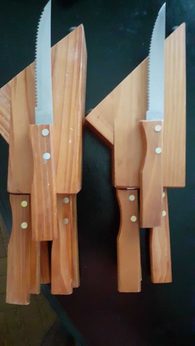 2 conjuntos de facas de serrilha