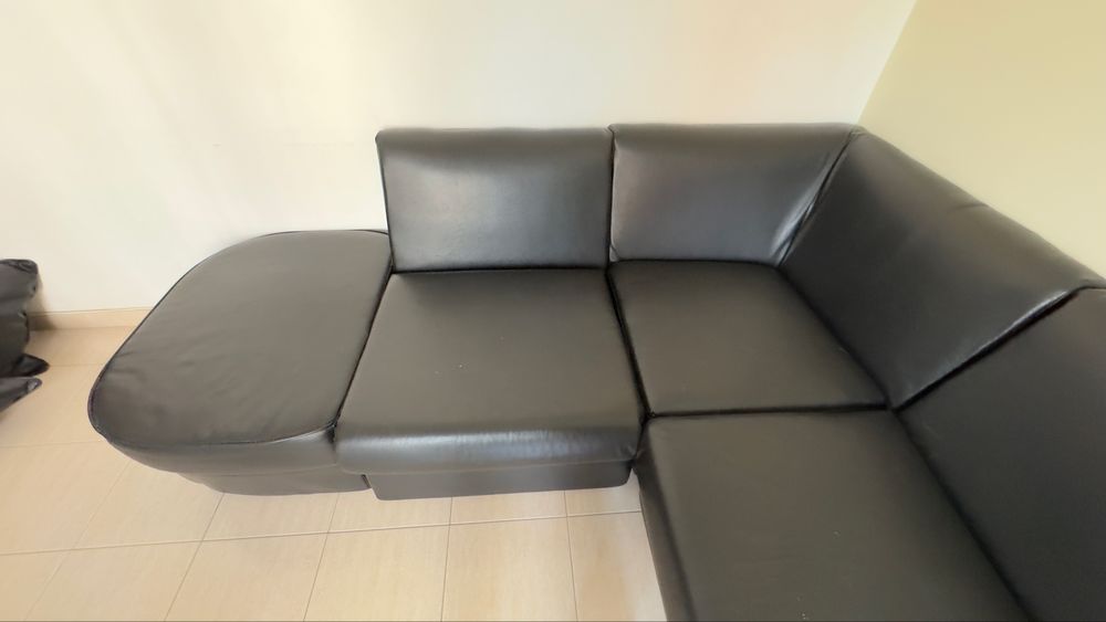 Sofá preto modoluar de canto
