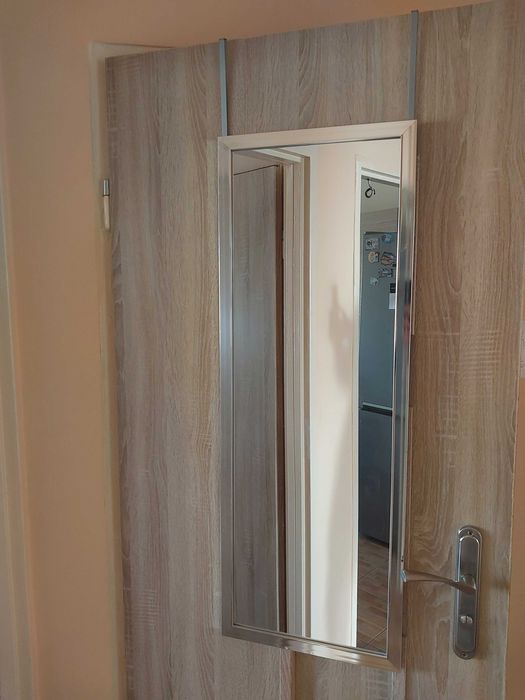 Lustro w chromowanej ramie na drzwi