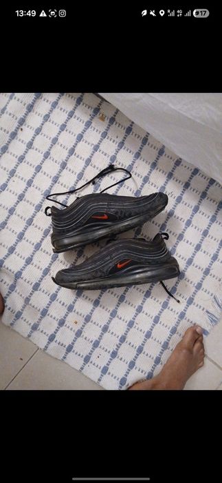 O tênis é um Air Max 95 usado