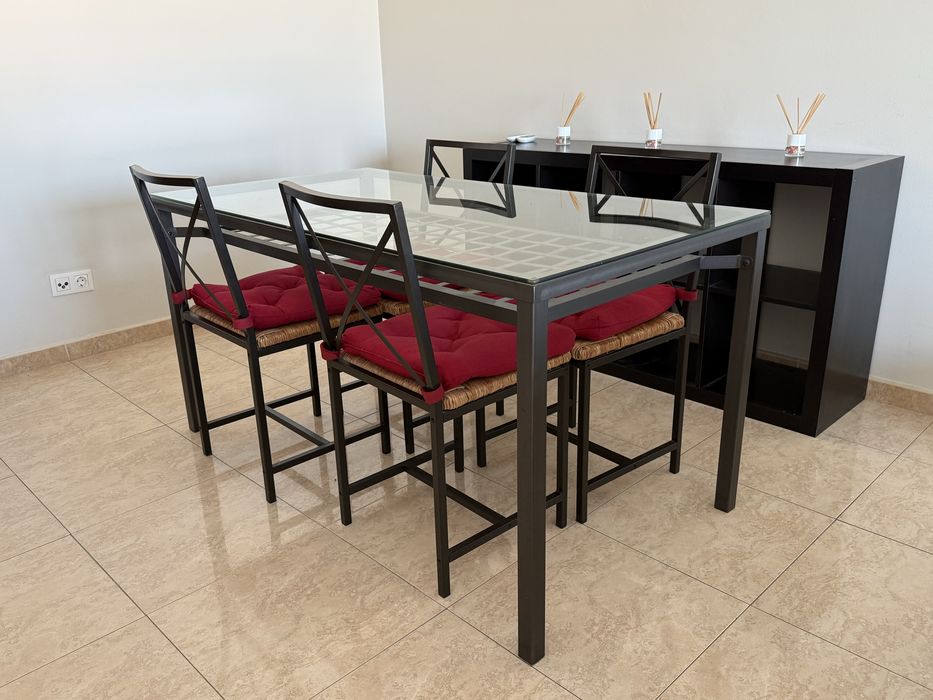 Mesa de jantar em ferro fundido e vidro