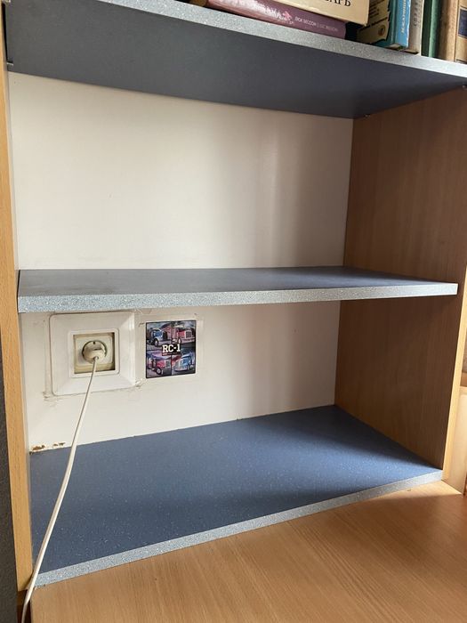 Стіл письмовий з полицями