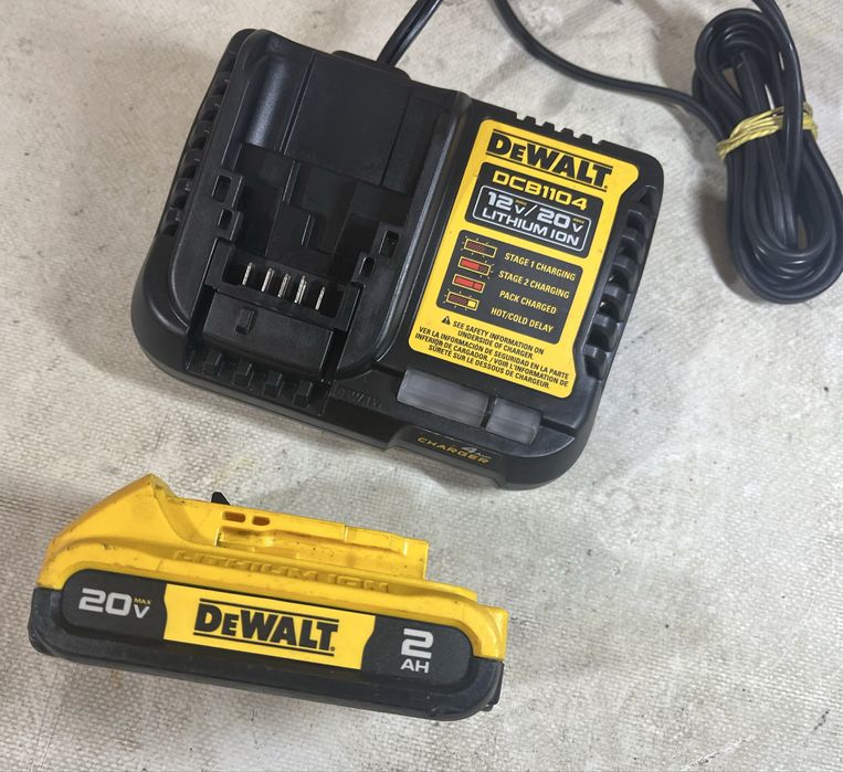 DeWALT DCB203 АКБ 2.0Ah, Зарядка DCB1104